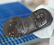 The filling level of cleaning liquid in the stainless steel lower tank determines the type of cleaning. If the filling level is above the top edge of the grille, the soles are intensively wet cleaned whereas if the filling level is below the edge of the grille, thanks to the capillary action of the brushes, the soles of the shoes are only wetted.